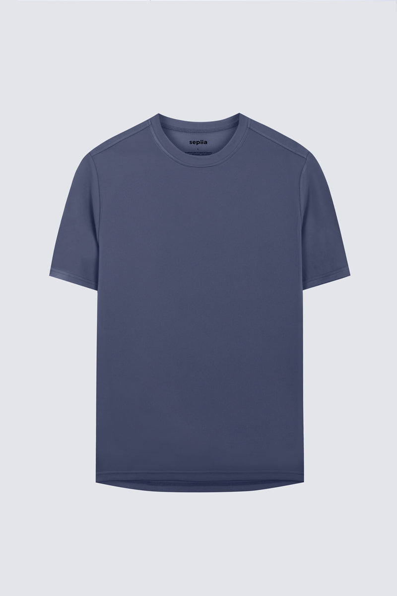 Camiseta azul de hombre con tecnología antimanchas y antiarrugas. Foto prenda en plano.