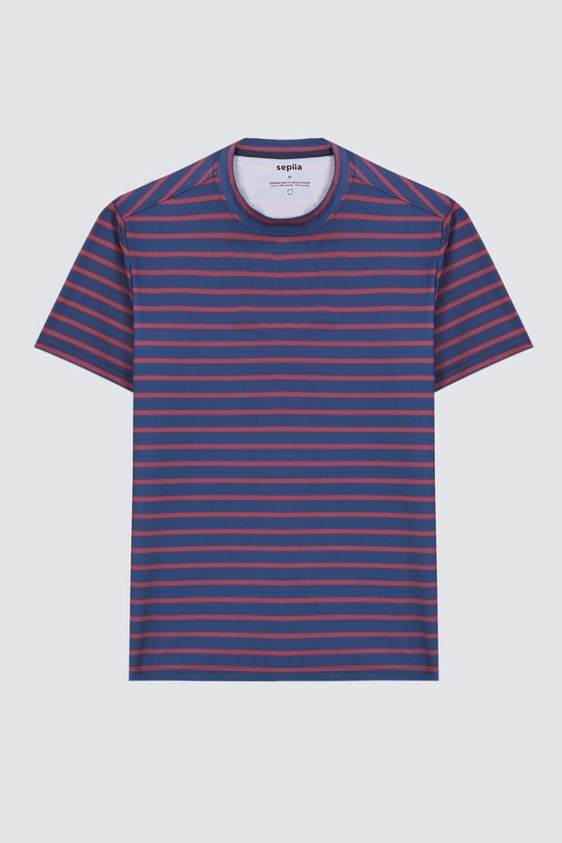 Camiseta de hombre con rayas granate con tecnología antimanchas y antiarrugas. Foto prenda en plano.