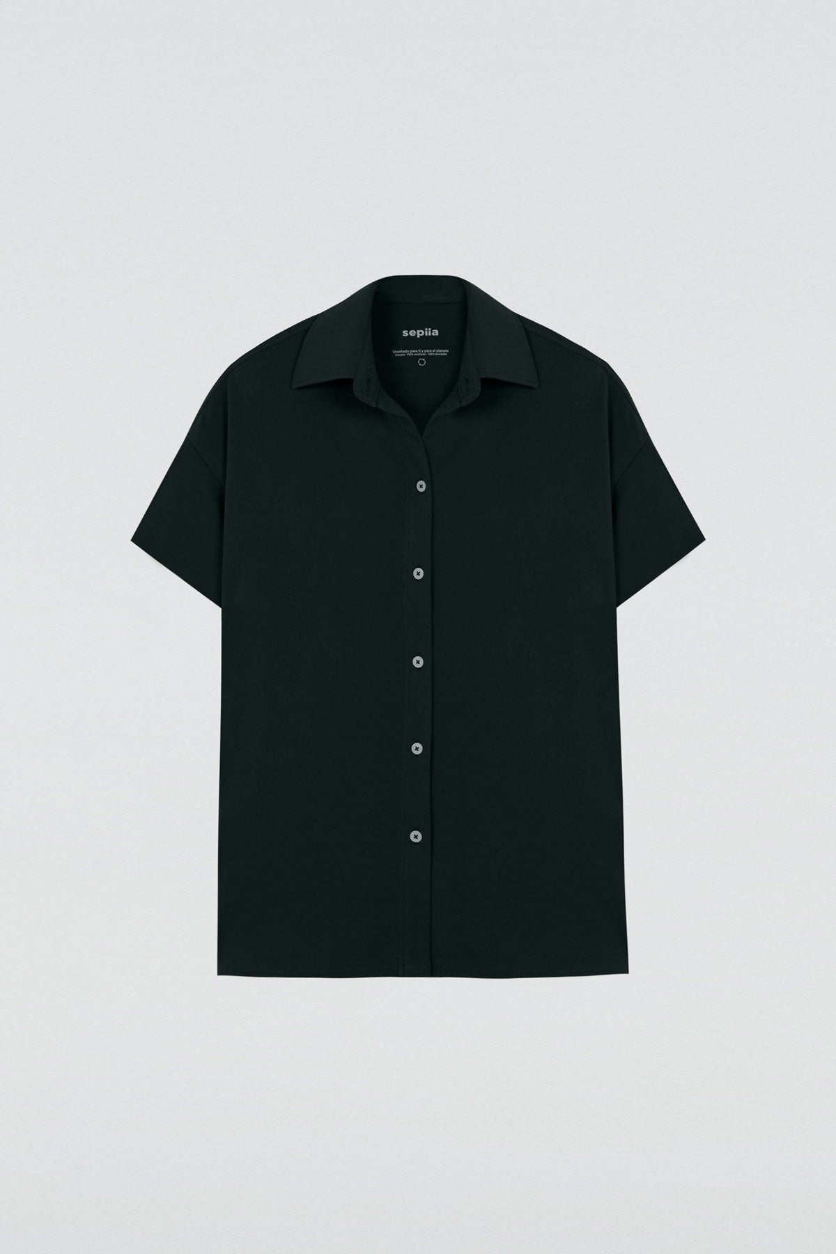 Camisa manga corta mujer negra de Sepiia, estilo y versatilidad en una prenda cómoda y resistente. Foto prenda en plano.