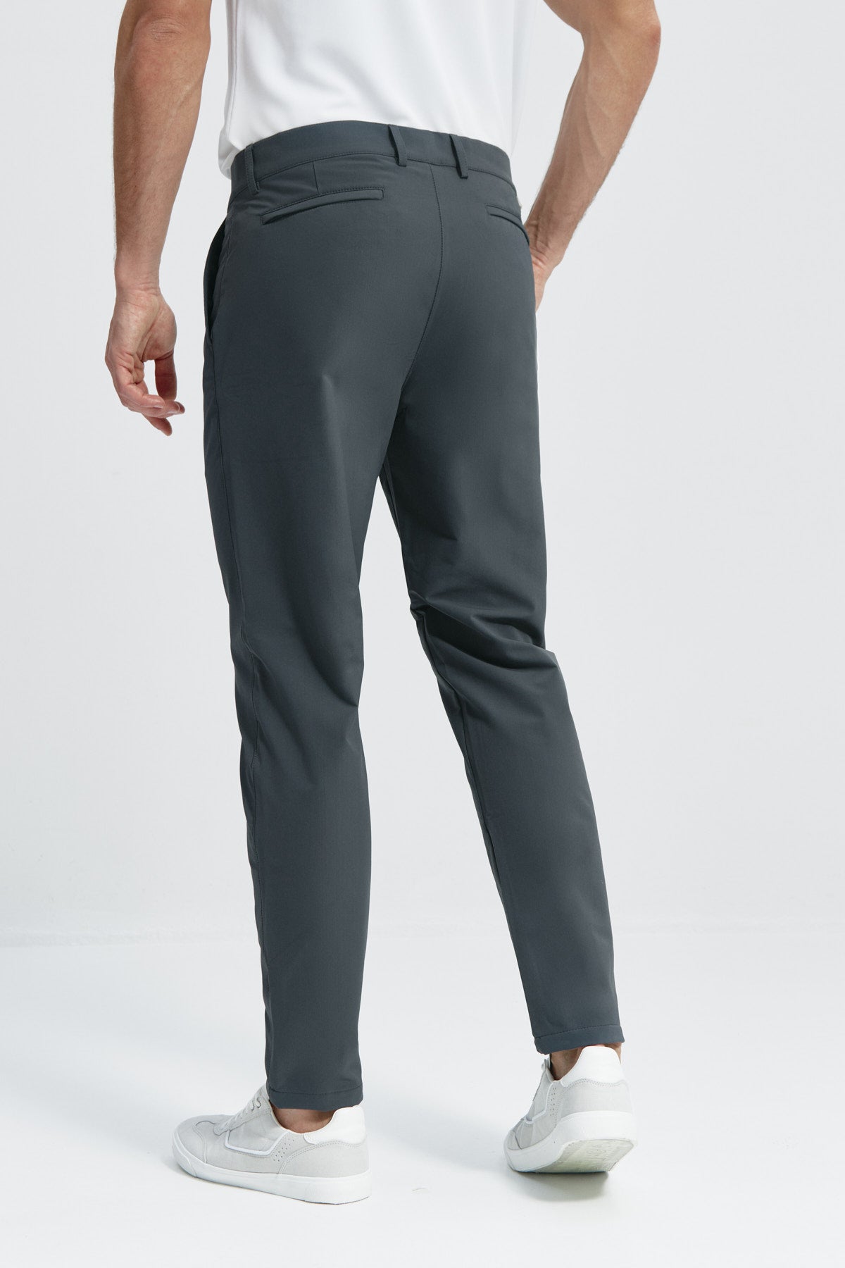 Pantalón para hombre gris: Pantalón chino regular gris para hombre con tecnología termorreguladora Coolmax. Foto de espalda.