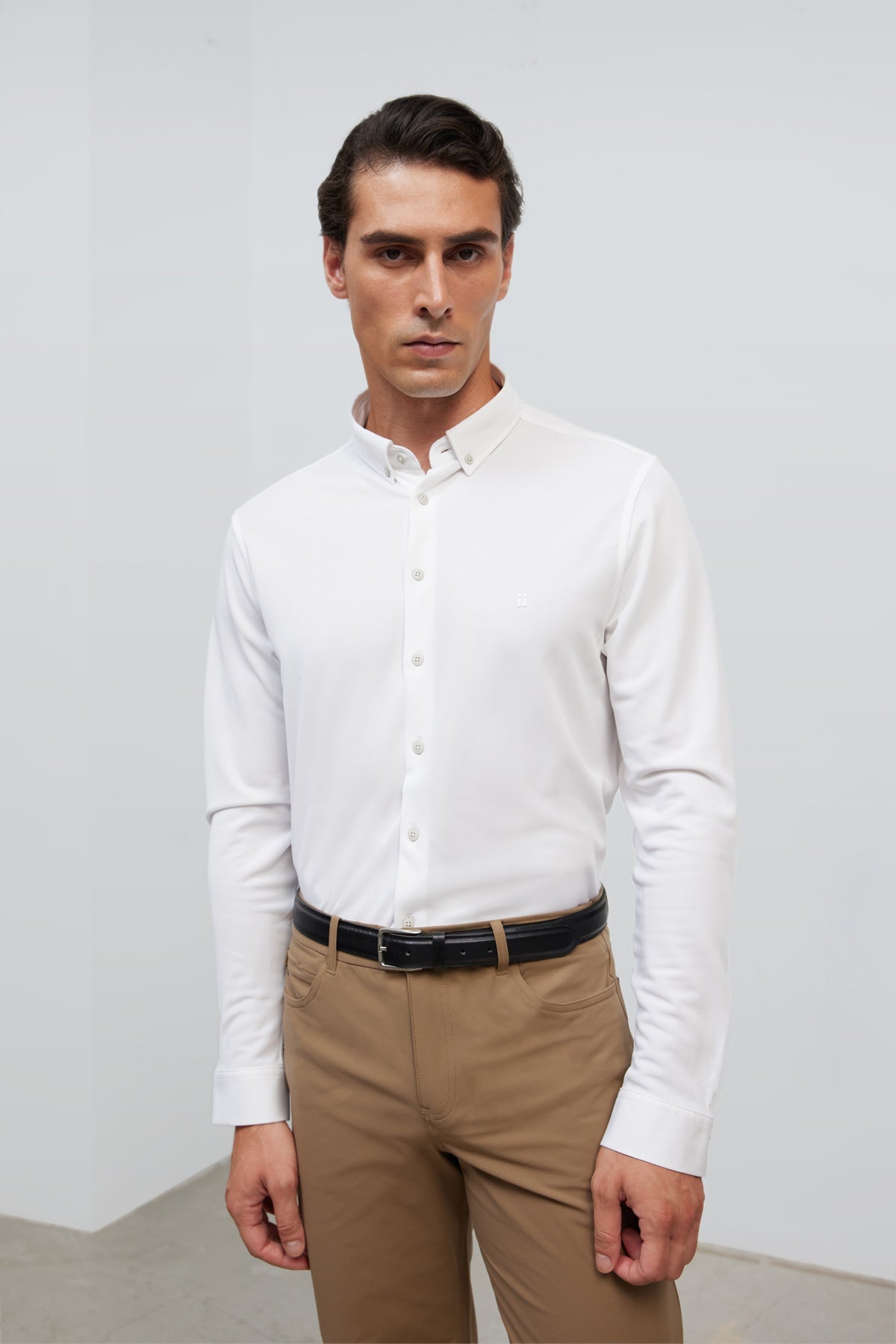 Camisa casual hombre blanco regular plano frontal