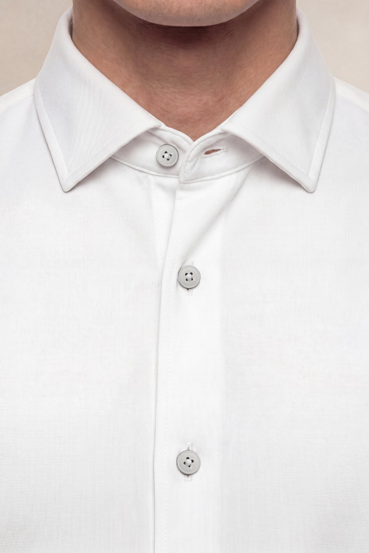 Camisa social masculina branca e justa