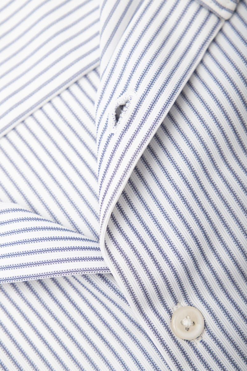camisa de vestir rayas gris azulado regular luxe detalle espalda y botón 