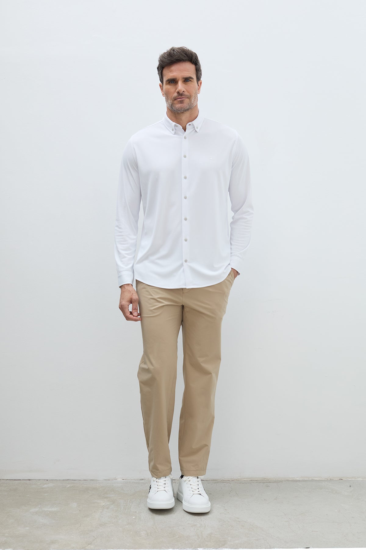 Camisa ice blanca hombre regular. Foto look completo.