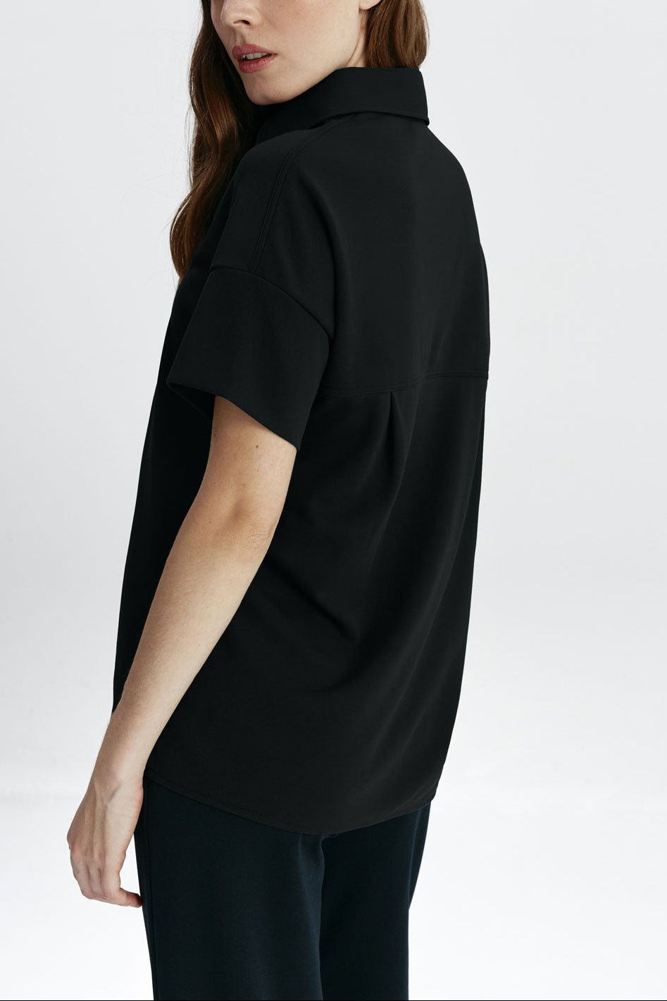 Camisa manga corta mujer negra de Sepiia, estilo y versatilidad en una prenda cómoda y resistente. Foto de espaldas.