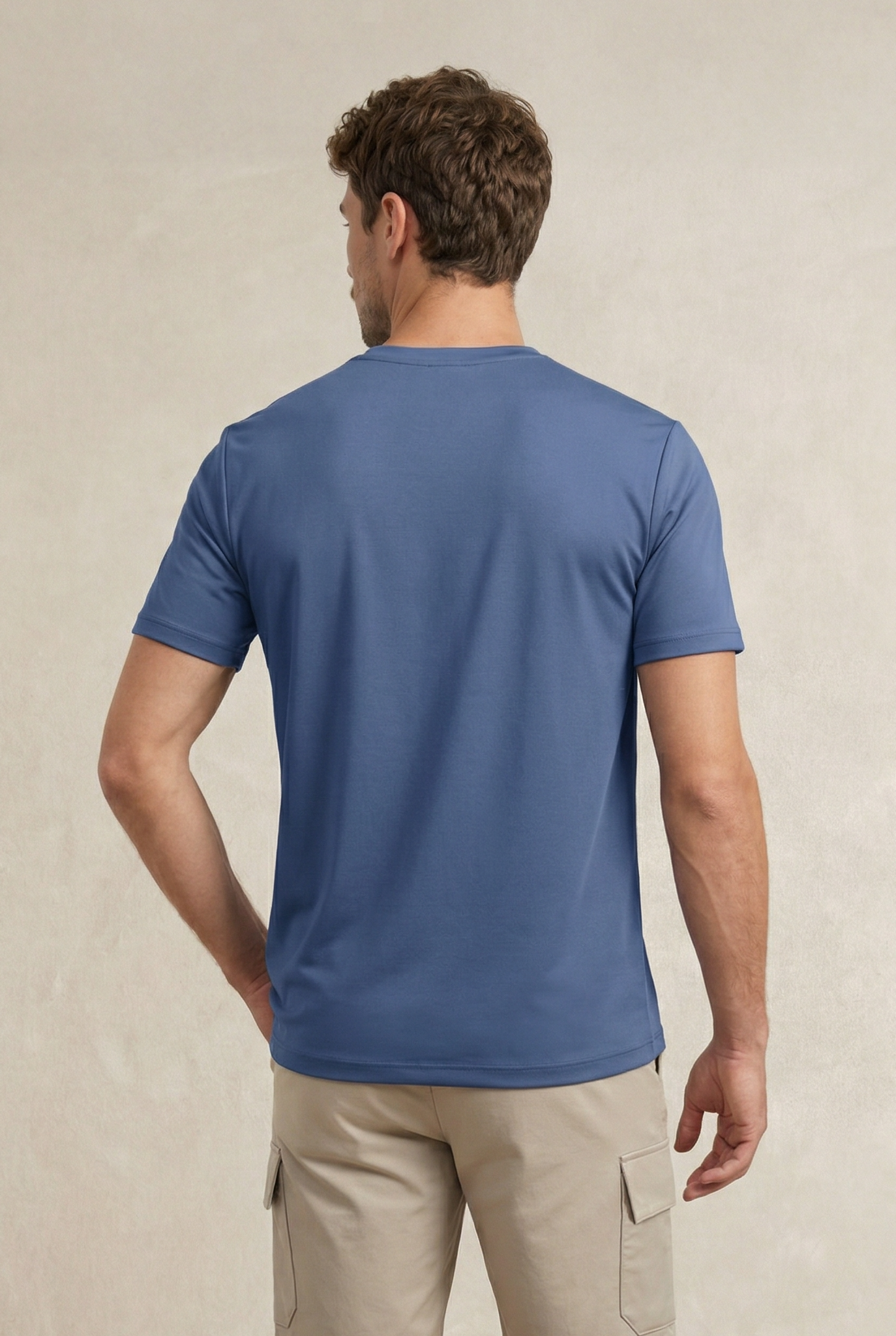 T-shirt masculina gola V azul índigo macia