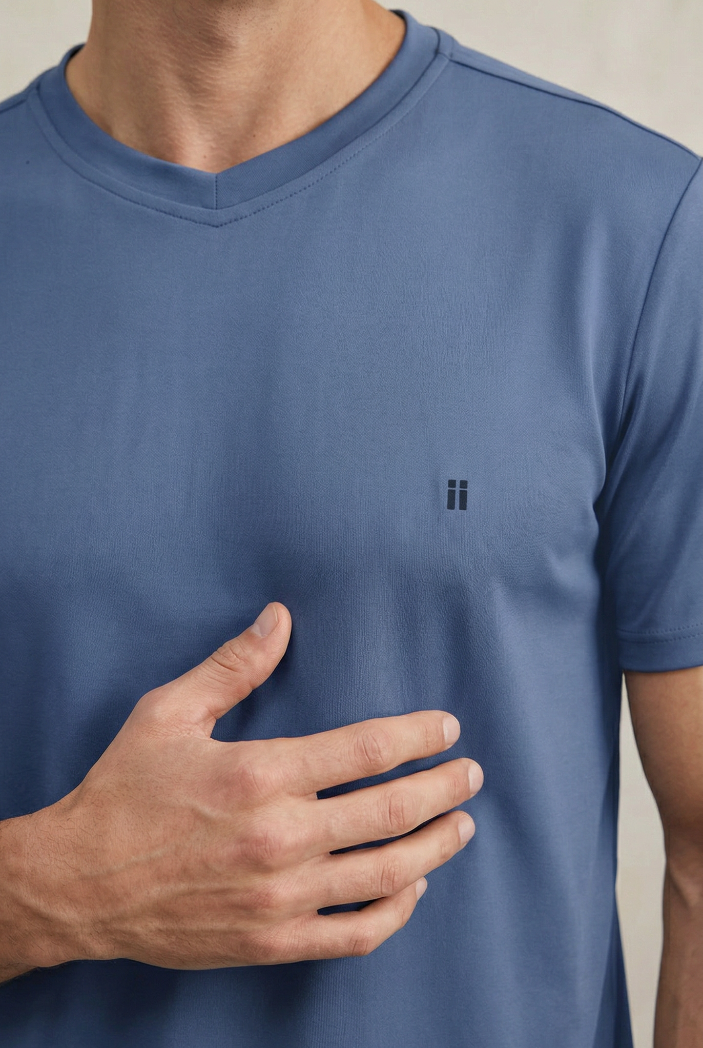 T-shirt masculina gola V azul índigo macia