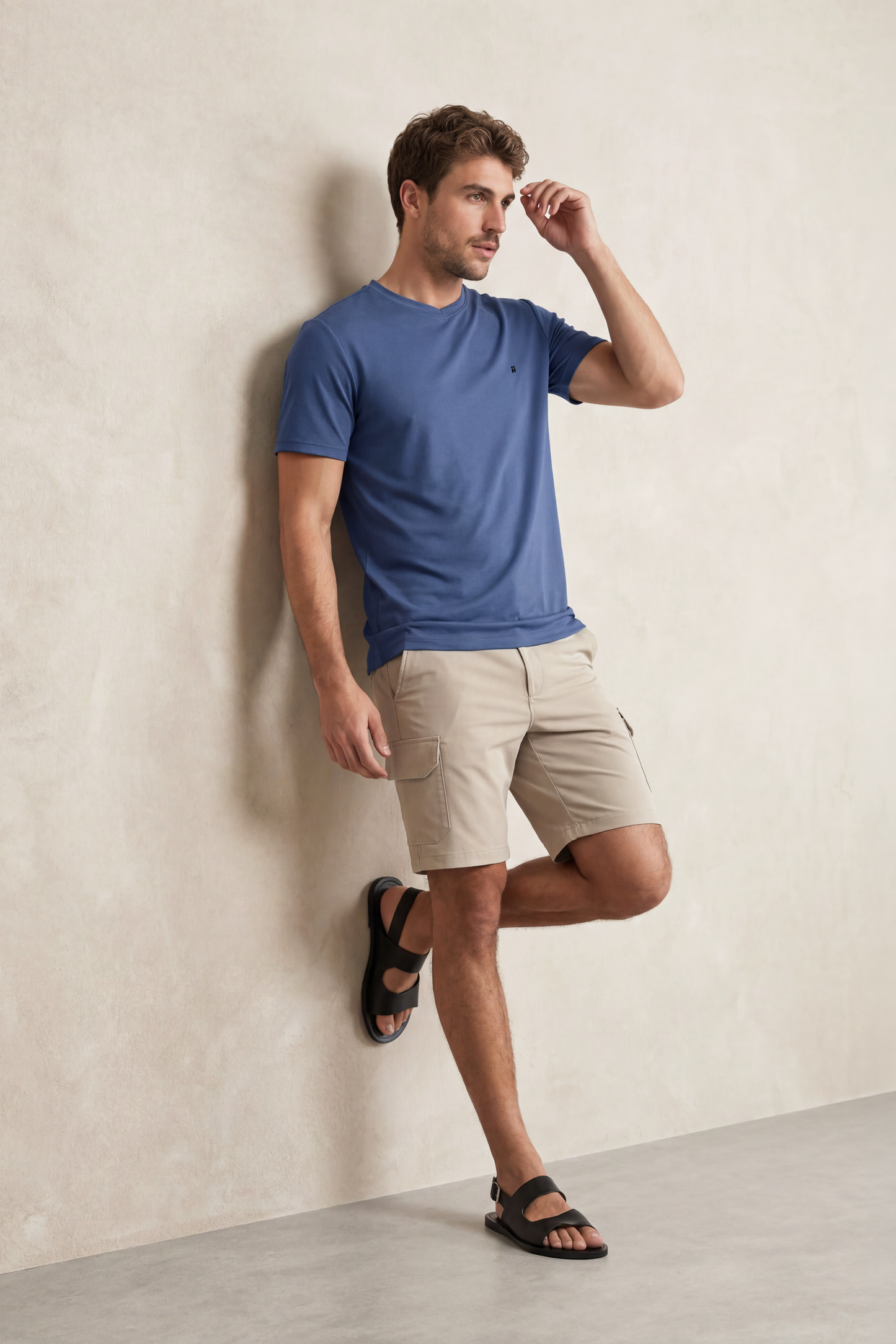 T-shirt masculina gola V azul índigo macia
