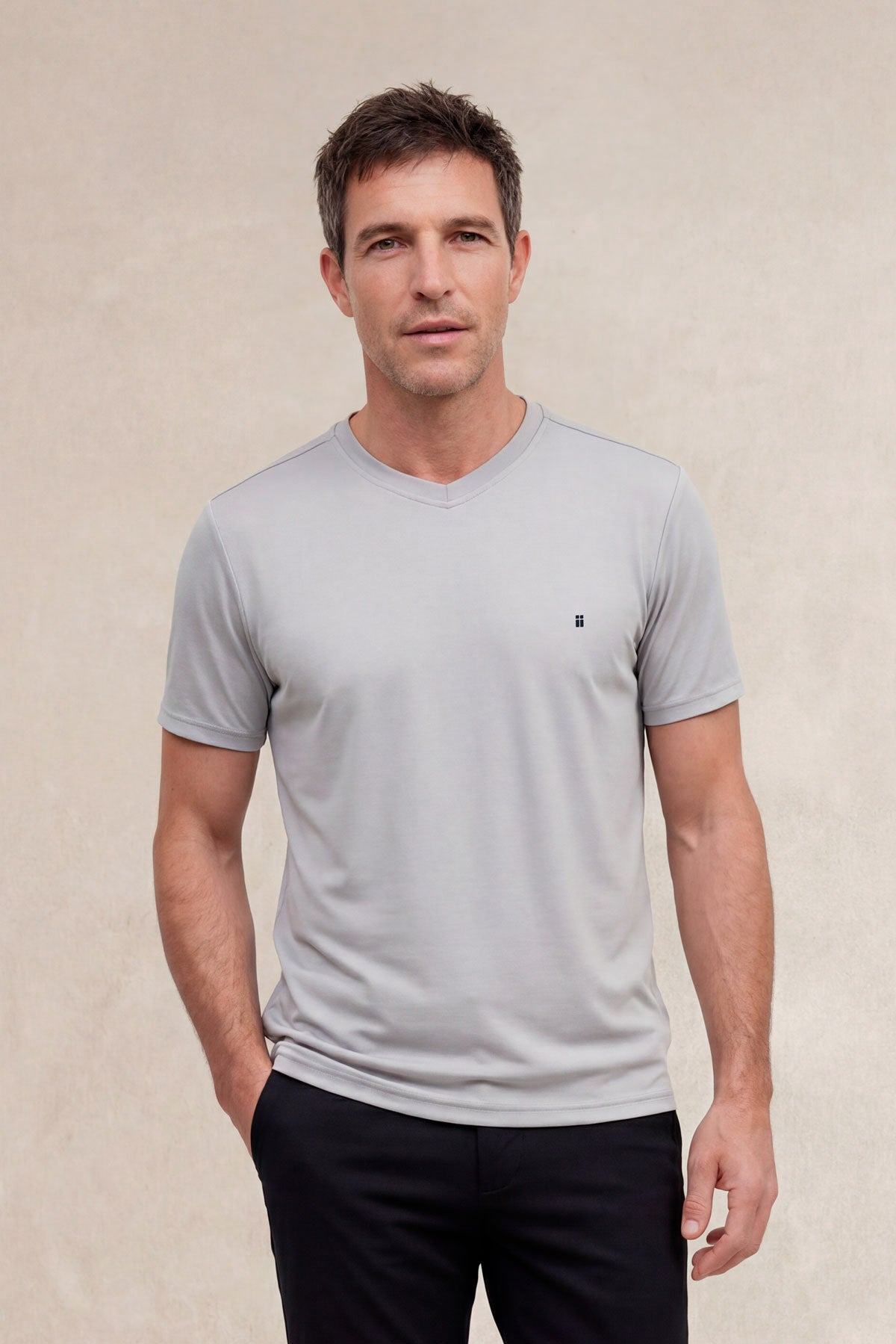 Camiseta hombre cuello v gris Soft