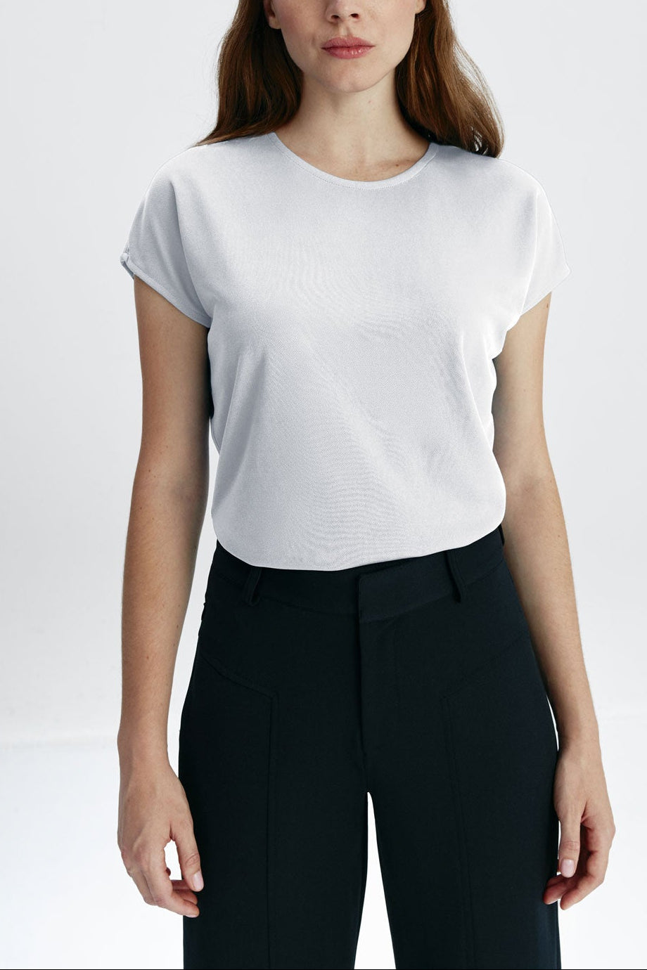 Camiseta para mujer de manga kimono en color blanco, básica y versátil. Foto de frente.