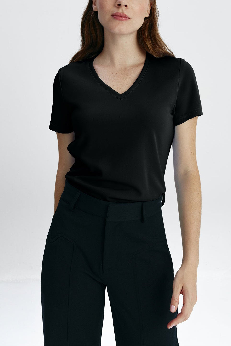 camiseta mujer de pico negra manga corta. foto de frente.