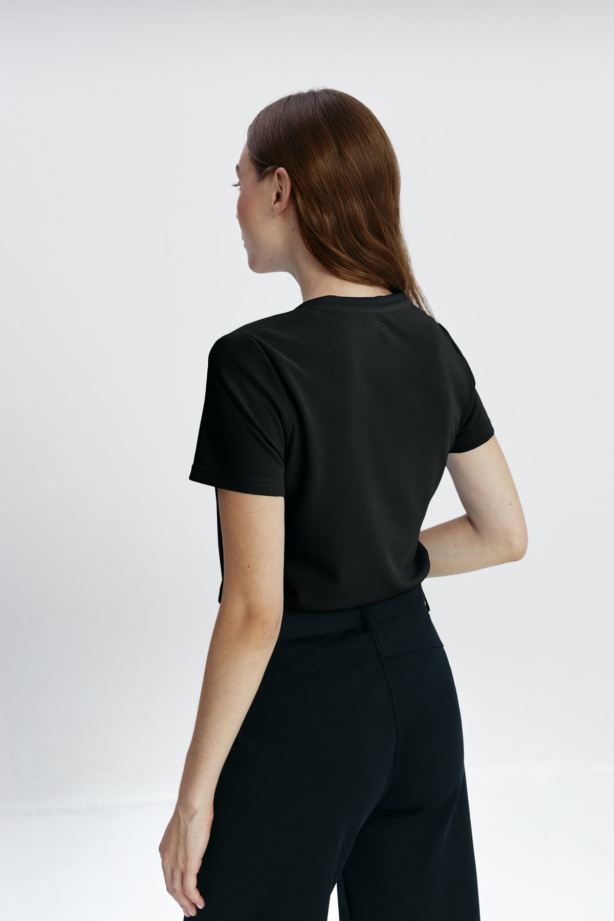 camiseta mujer de pico negra manga corta. foto de espaldas.