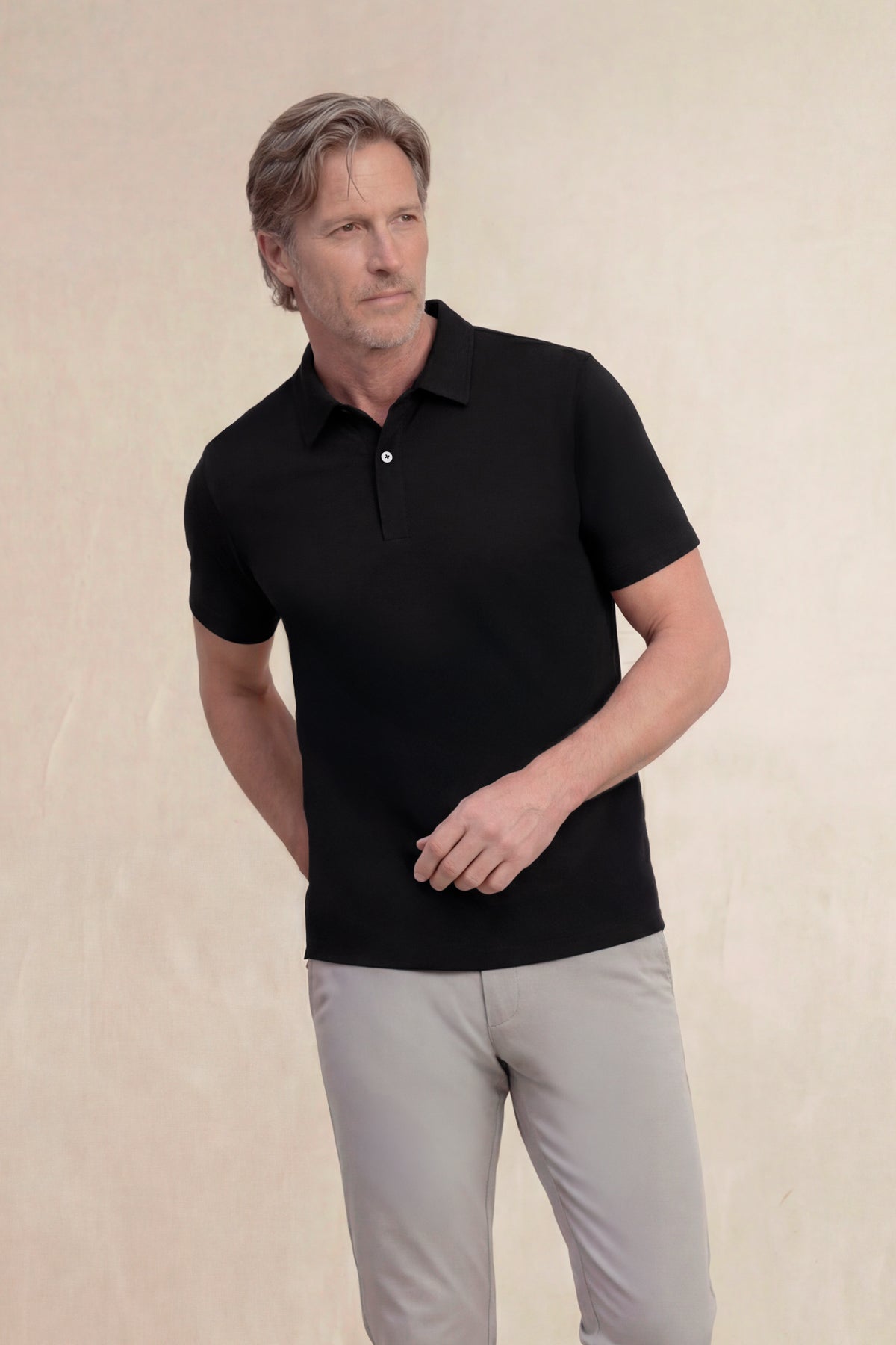 Polo manga corta hombre negro primer plano