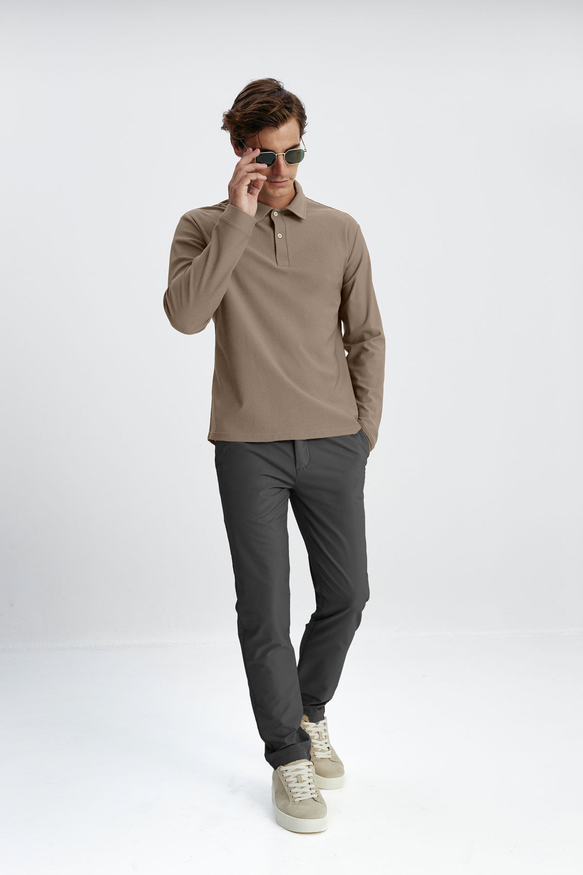 Polo hombre manga larga urban taupe con tecnología antimanchas y antiarrugas. Foto cuerpo entero.