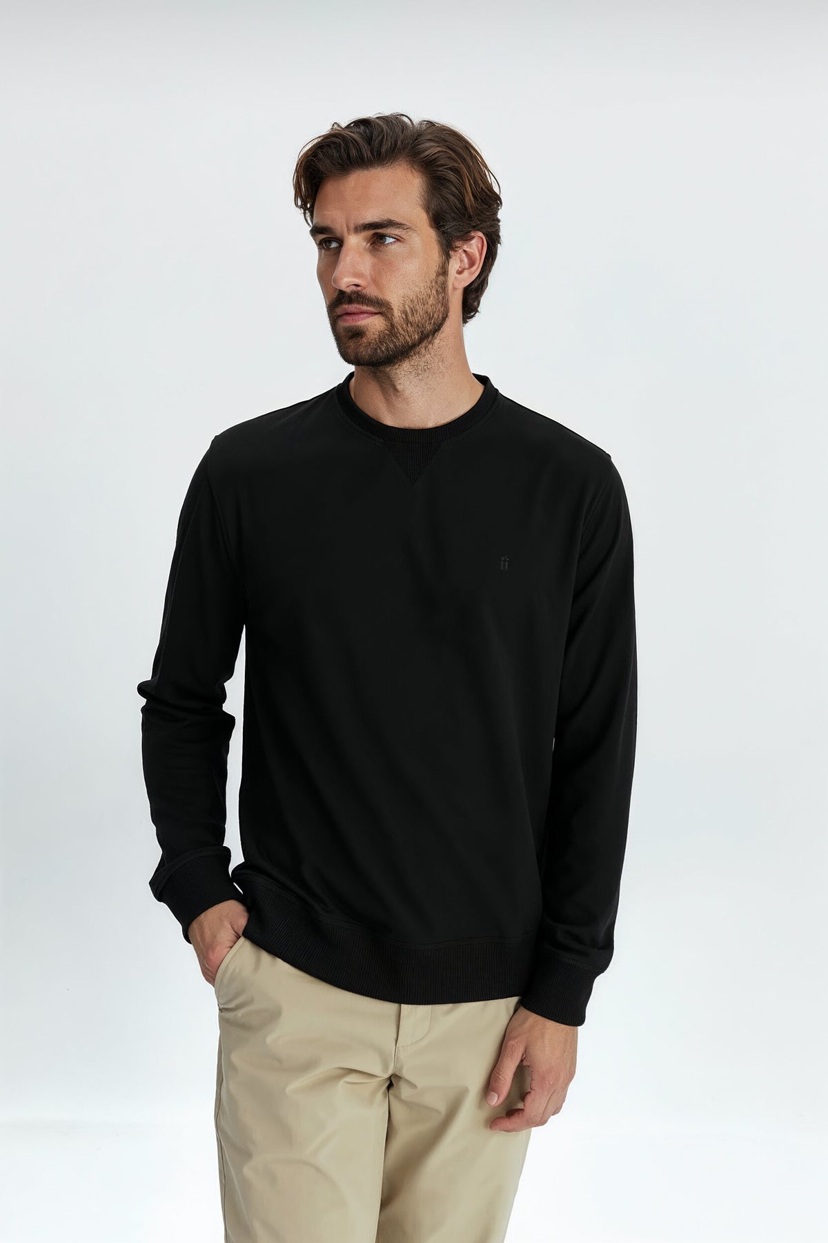 sudadera negra hombre plano medio 
