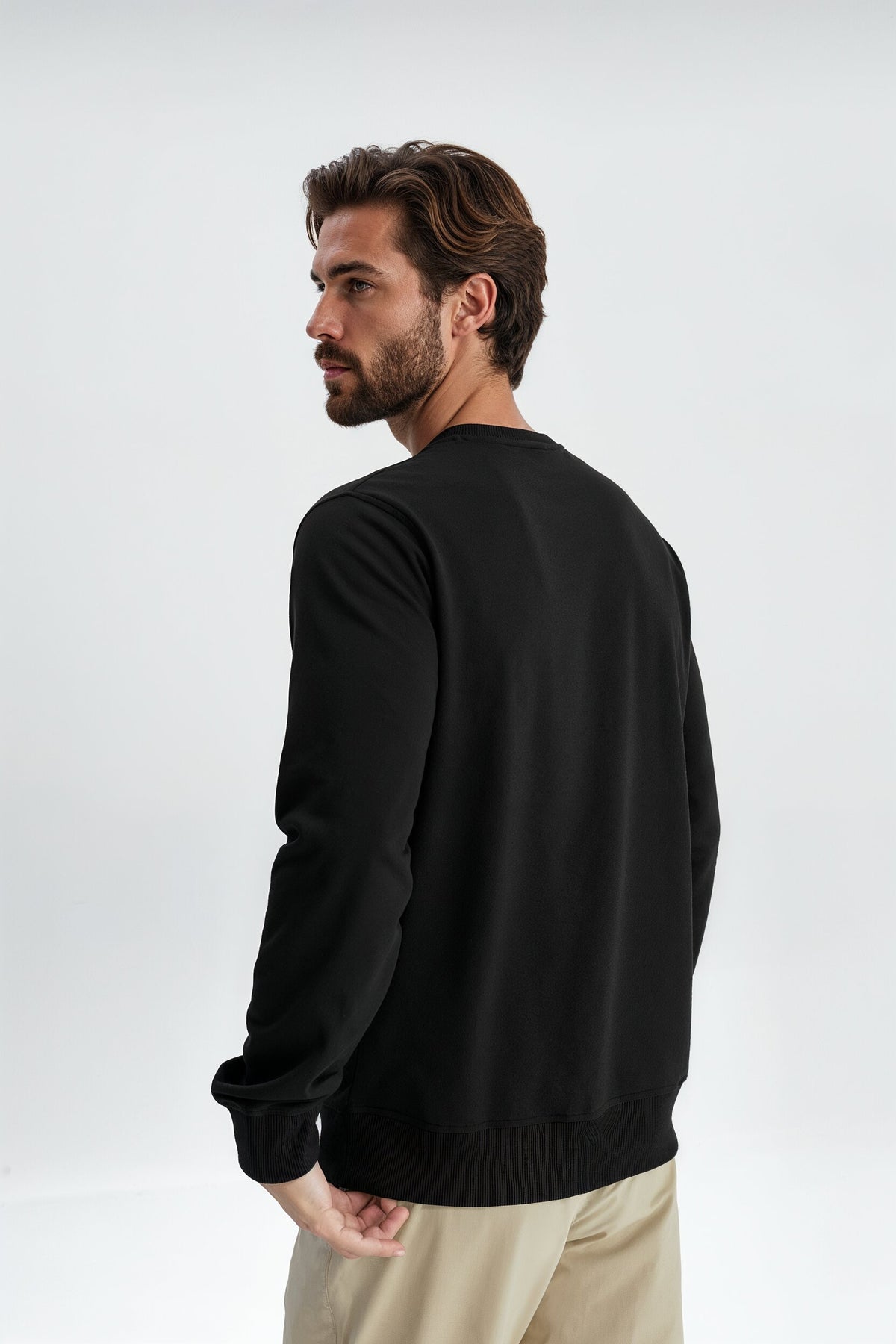sudadera negra hombre espaldas 